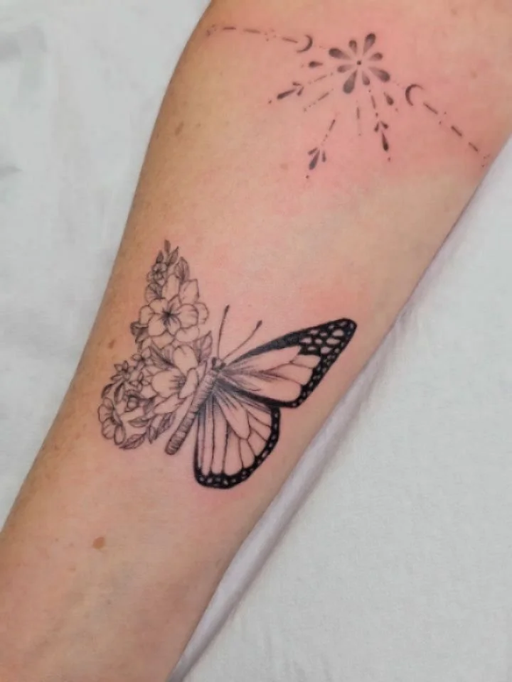 I love doing the fine line tattoos 💖...

But I also love it when someone asks me to do something a little bit different! 😍

The butterfly incorporated fine line flowers with additional shading and detail. 🌼 🦋 💞

And, rather than doing a solid bl