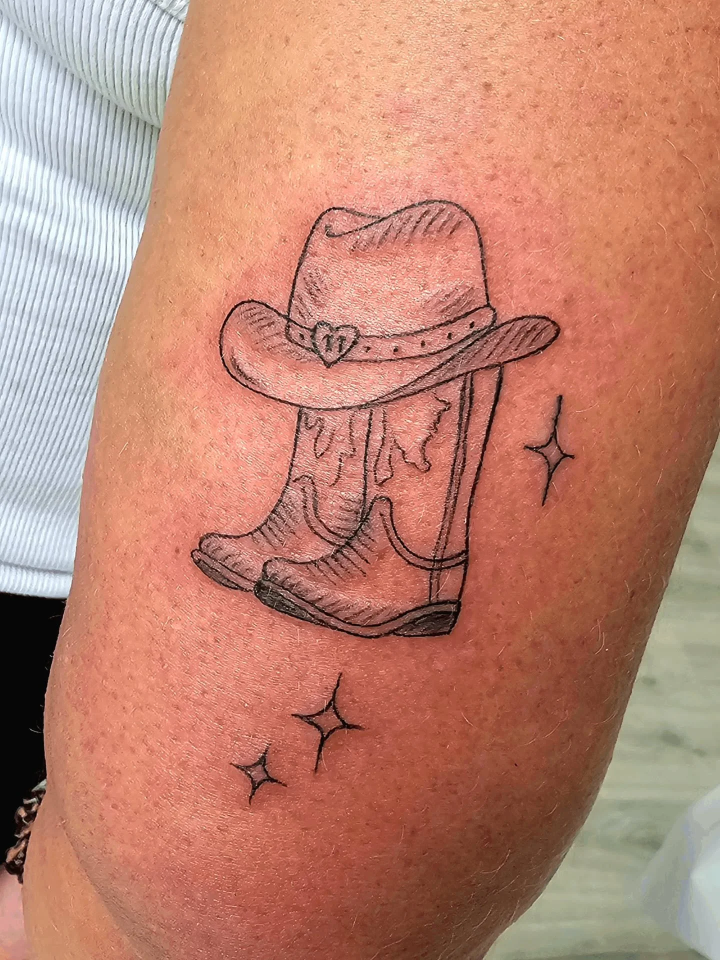 ✨️ Fine Line Tattoos ✨️

💕 They are small
🏵 They are delicate 
💫 They are personal to you

What's not to love?! 🤷&zwj;♀️🥰

#finelinetattoocornwall #delicatetattoo ##smalltattoo #femininetattoo #personalisedtattoo #Launceston
