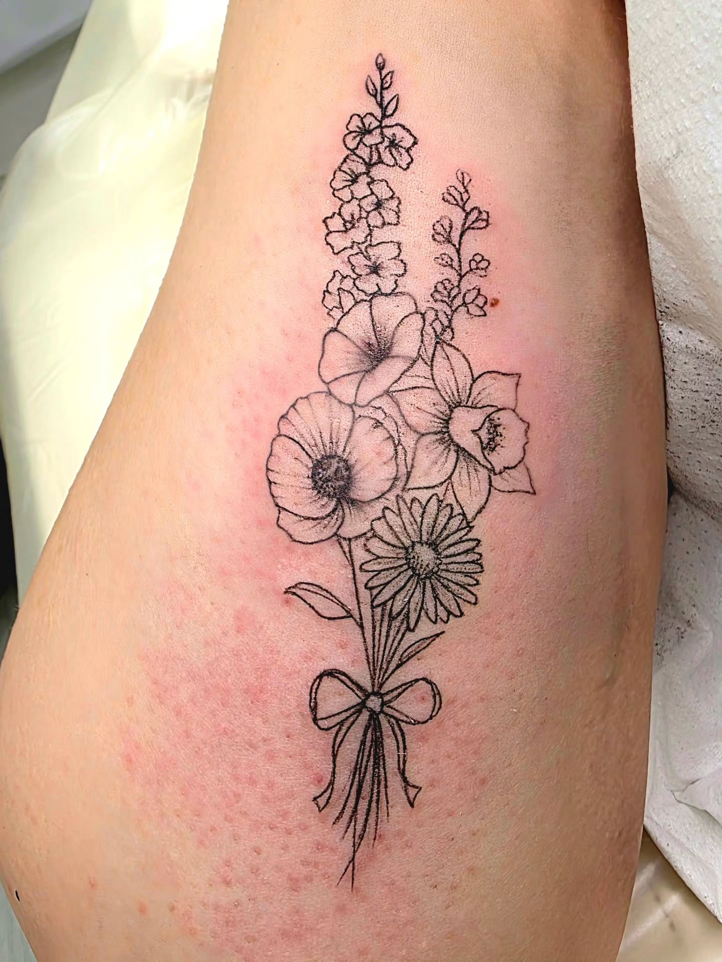 ✨️ Fine Line Tattoos ✨️

These little tattoos all have a personal and special meaning to each individual. 🥰

Whether they represent family, friends... or it's just something you like 🤷&zwj;♀️... every tattoo is unique to you! 💞

What would you cho