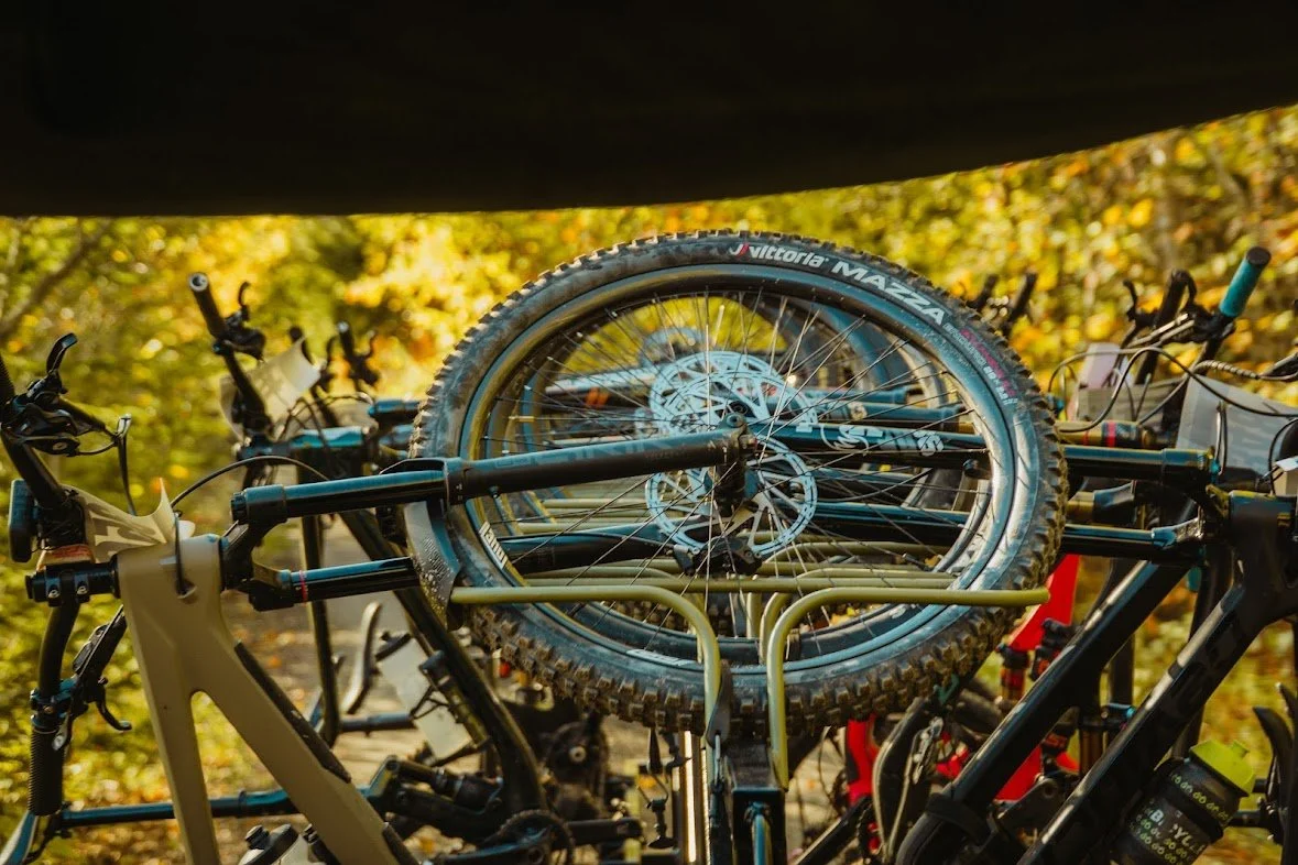 Plusieurs vélos attachés sur un support à vélos, avec un pneu en gros plan.