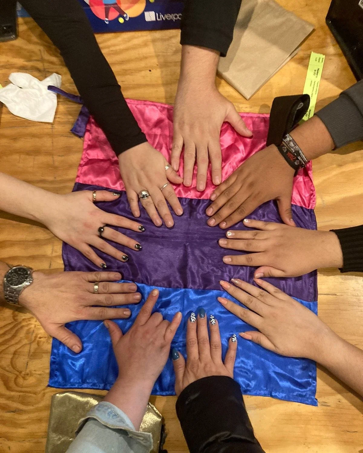 Hands in if you love being bi!