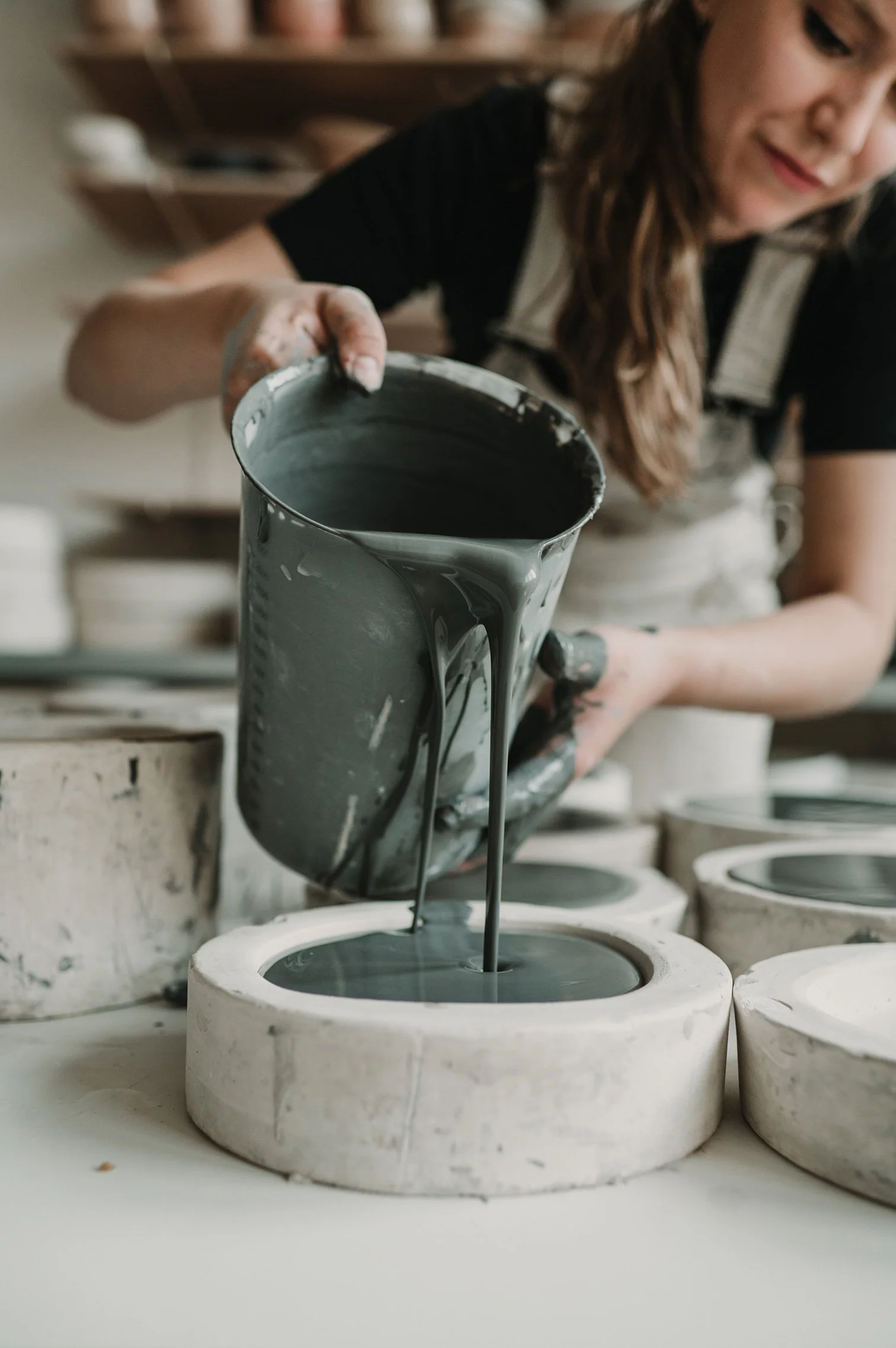 ayla-maagdenberg-sari-rikken-ceramics-pouring-close.jpg