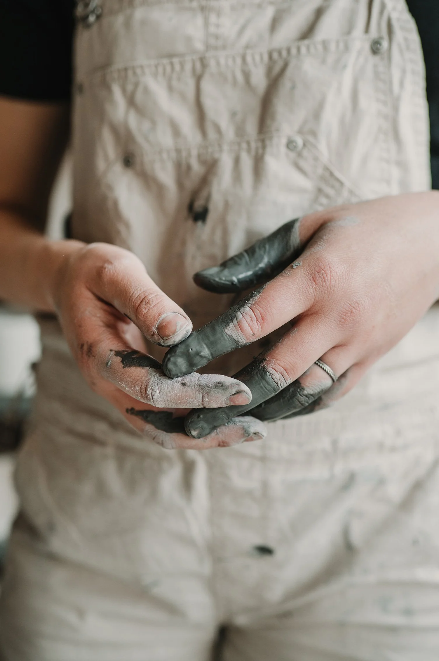 ayla-maagdenberg-sari-rikken-ceramics-hands.jpg