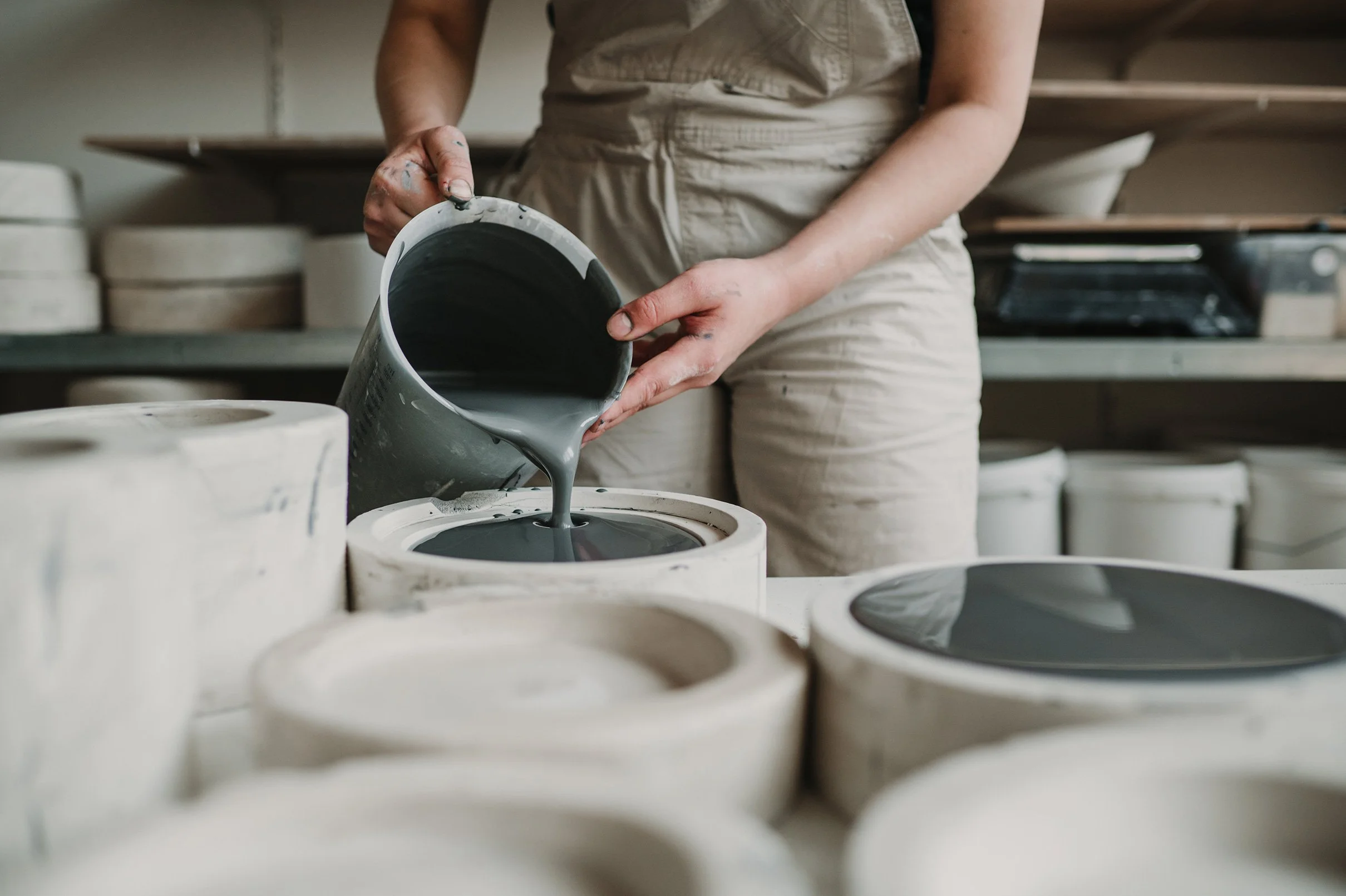 ayla-maagdenberg-sari-rikken-ceramics-pouring.jpg
