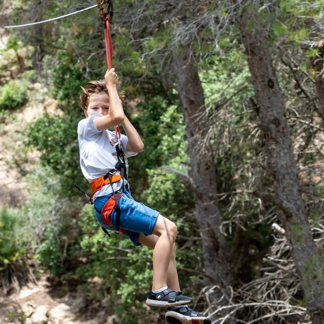 &iexcl;La tirolina m&aacute;s larga de Mallorca! 🌞

Este s&aacute;bado apertura oficial de nuestro parque de aventura con tirolinas y puentes acrob&aacute;ticos. 🧗

Horarios: de jueves a lunes.

👉🏾Puedes reservar tu plaza ya en nuestra web (link 