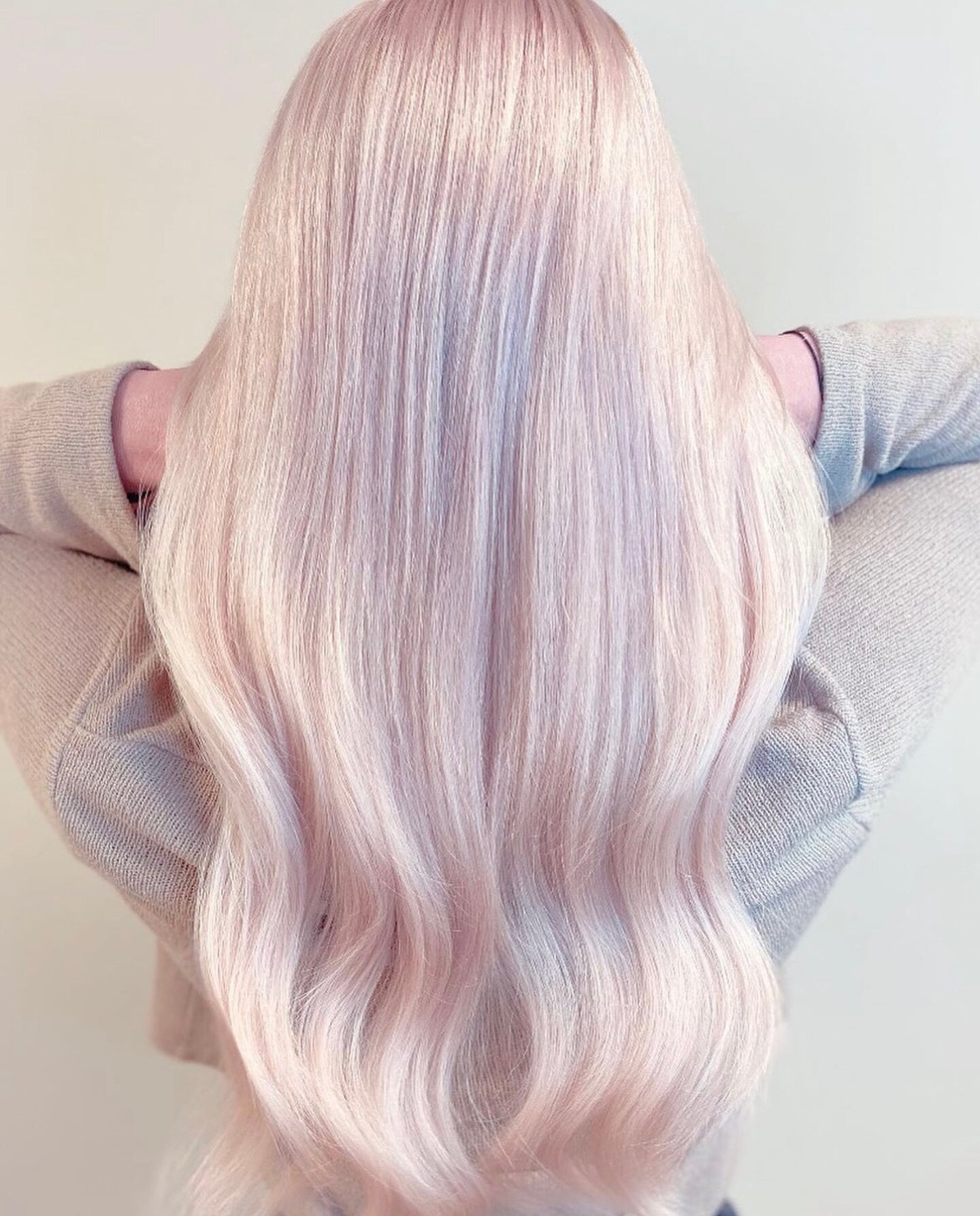 Pearl pink dream 💗💭 deze betoverende kleur is gecre&euml;erd door @mndyhairandtherapy 🙌🏼

#pinkhair #hairinspo #hairgoals #longhair