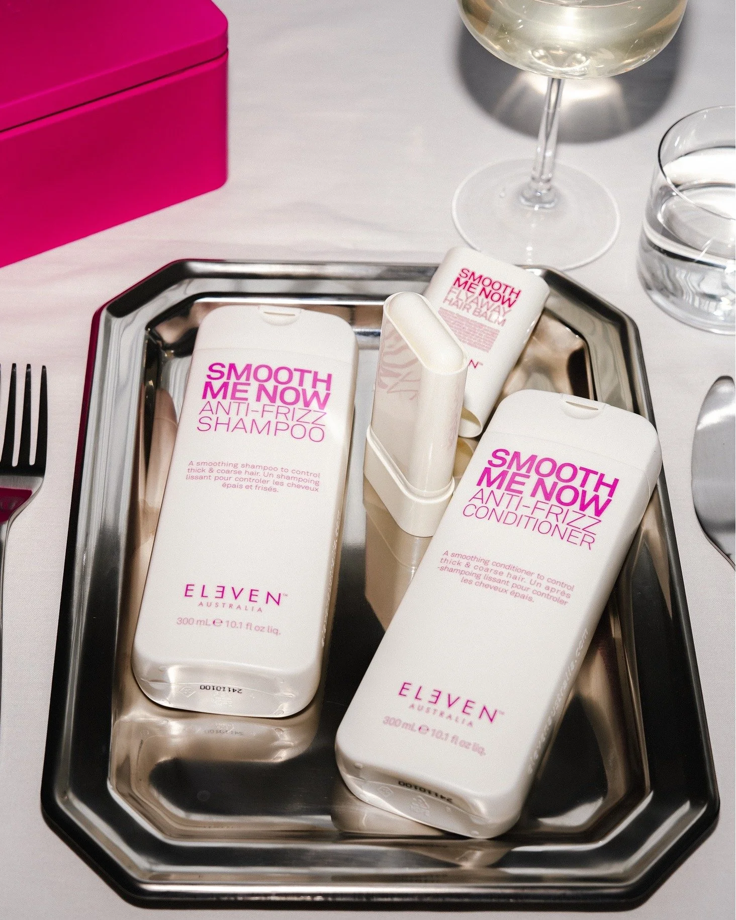 We're serving you.... prachtig haar &eacute;n het derde product GRATIS! ✨ Voor elk haartype hebben wij het perfecte trio ⬇️

Het BLONDE TRIO is voor iedereen die ongewenste geeltinten en warmte uit het haar wil verwijderen.
💛 Keep My Colour Blonde S