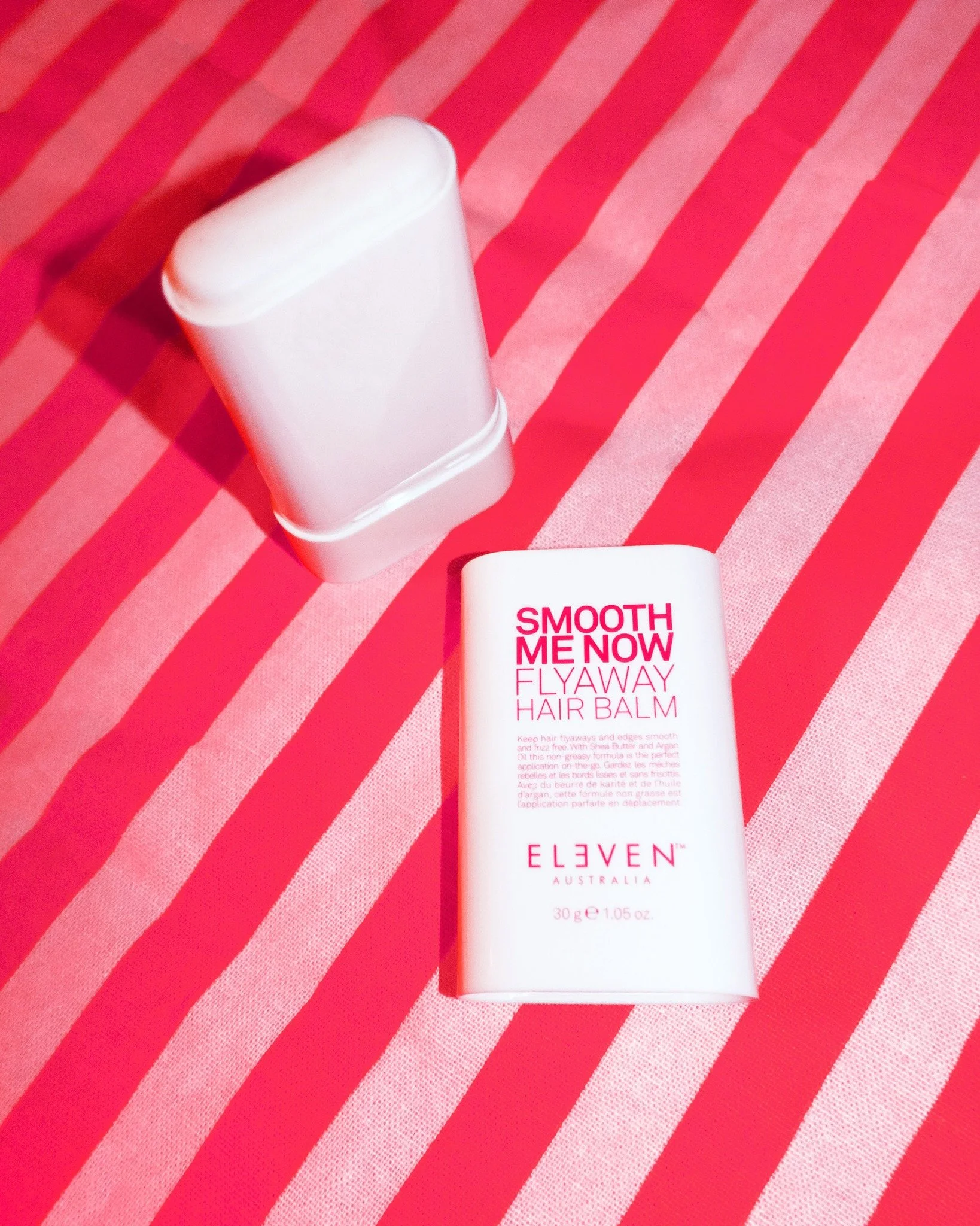 Mini stick, mega effect! Onze SMOOTH ME NOW FLYAWAY HAIR BALM temt babyhaartjes, fly-aways en pluizig haar in &eacute;&eacute;n swipe! Het geeft je haar een natuurlijke glans en een clean finish. Het laat geen residu achter, zelfs niet op donker haar