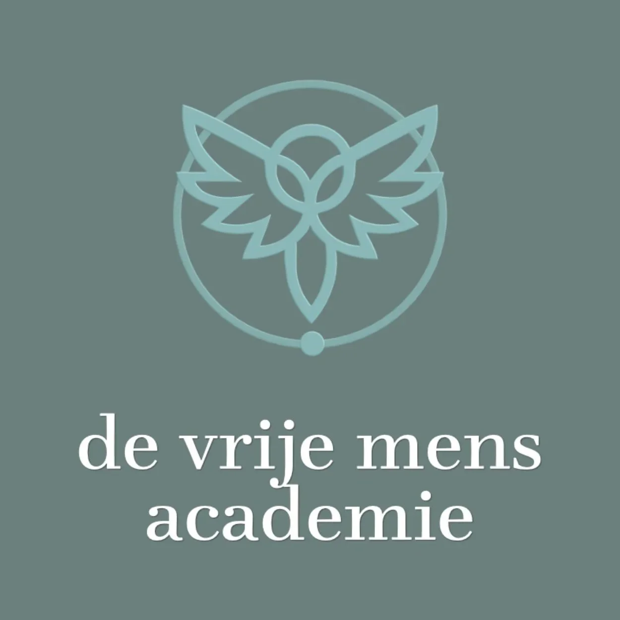 Logo van de Vrije Mens Academie met een geometrisch vogeldesign erboven