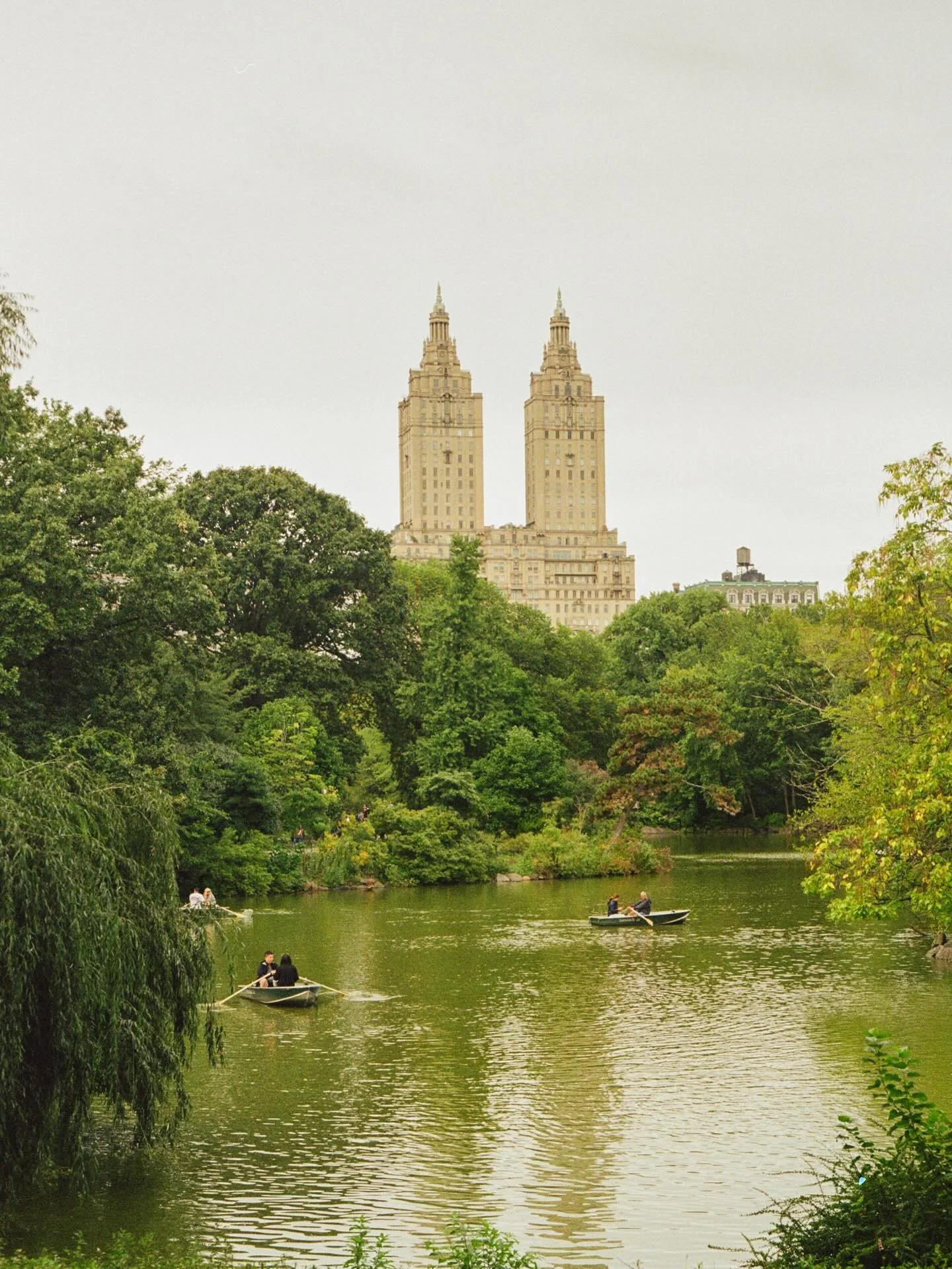 568. &ldquo;And the most unusual and surrealistic place in New York City is Central Park.&rdquo; A happy morning wandering around Manhattan | Central Park, New York City developed by @bayeux_ltd
.
.
.
#someoneimettoday #streetphotography #film #filmp