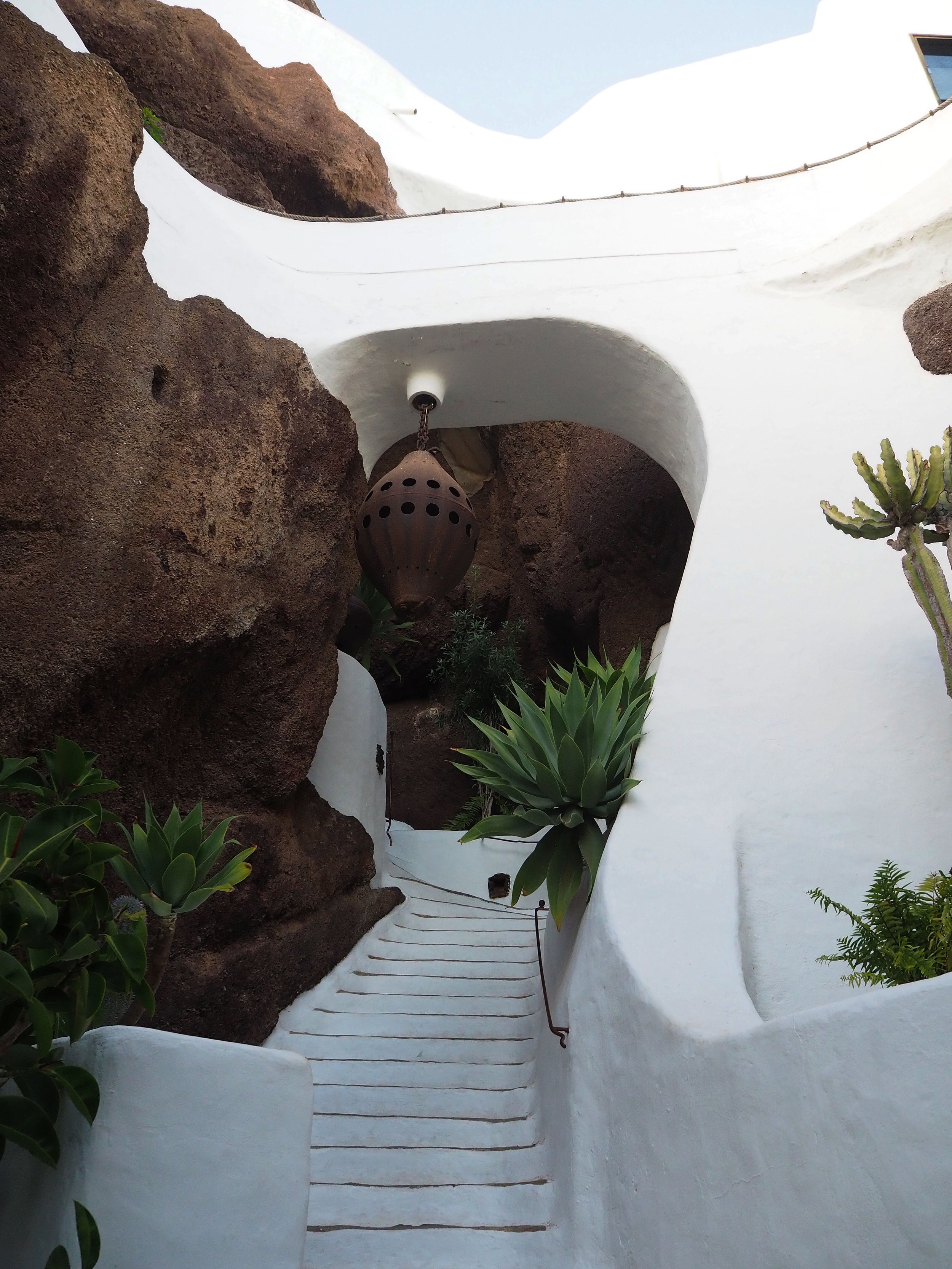 VISITE: CÉSAR MANRIQUE, SUR LES TRACES D’UN ARCHITECTE ENGAGÉ 