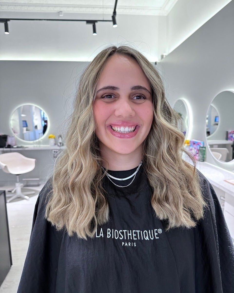 Blonde and loving it! 💁&zwj;♀️ Embracing the lighter side with this fresh hair color update. 

#balayage #haircolor #brightandbold #blonde #blondesalon #melbournesalon #transformation #blondespecialist #dyson #ghd @lab @r+co @oribe @framar