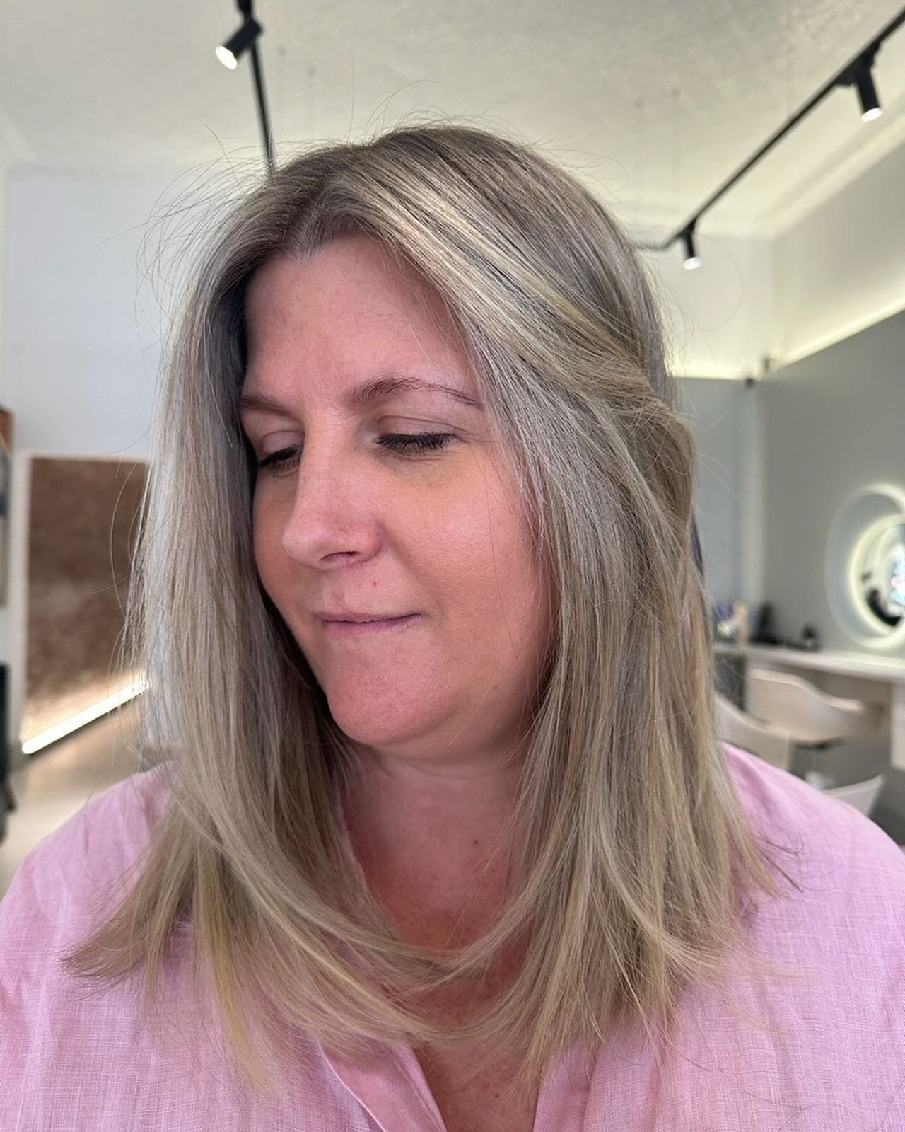 Bec&rsquo;s feeling fresh and fabulous with a fresh blonde service! ✨ This dimensional blonde adds a touch of brightness and enhances those gorgeous features. 

#hairdresserfiztroy #hairdressercliftonhill #firzroy #blonde #blondesalon #melbournesalon