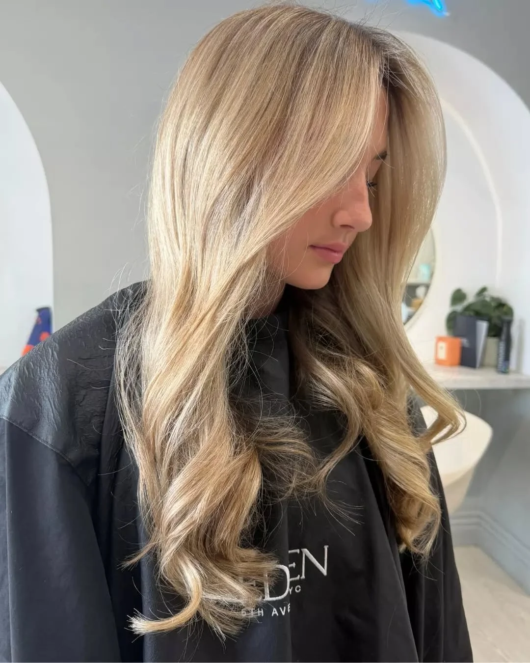 Gorgeous, bombshell blonde. ✨