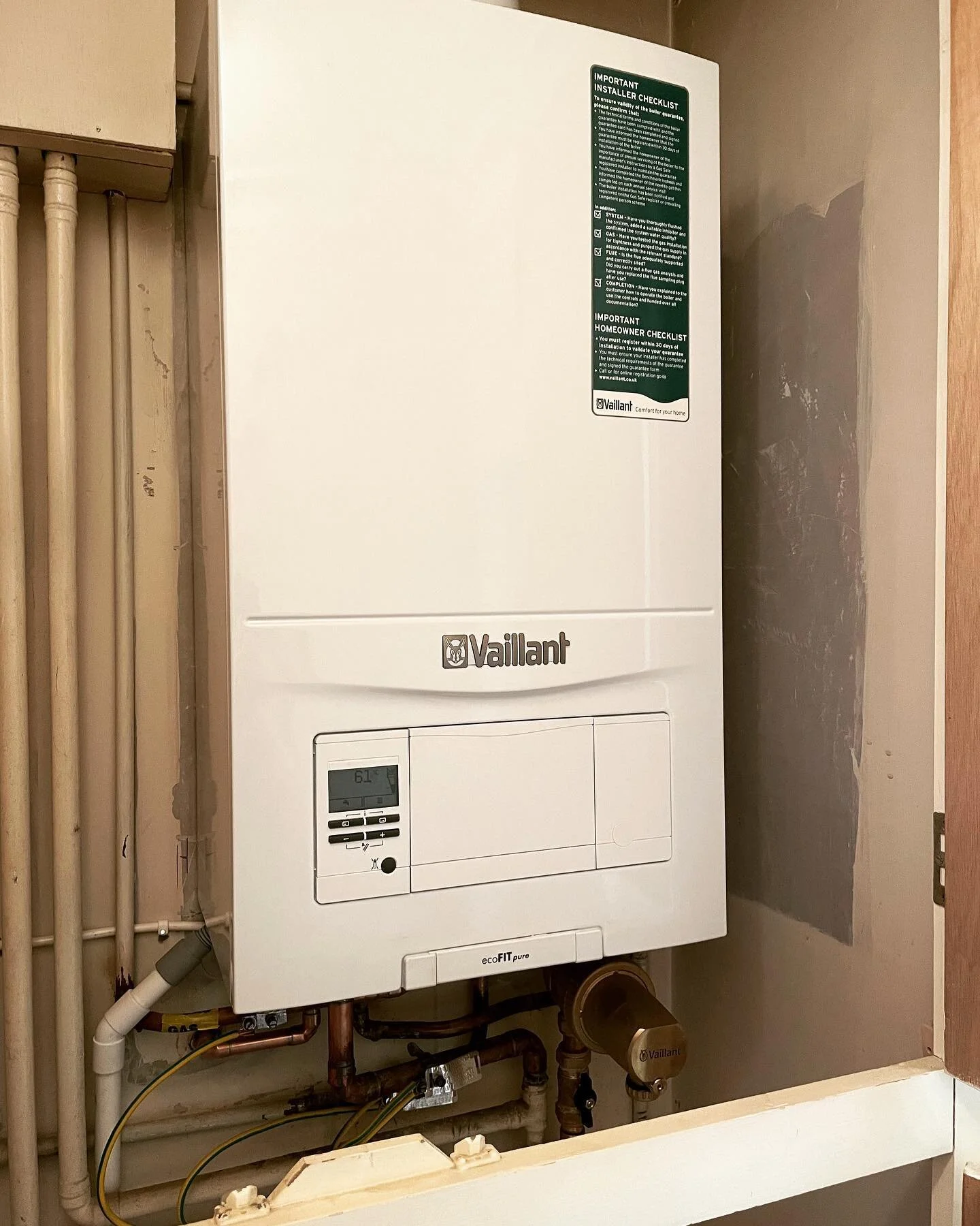 ⚡️ COMBI SWAP ⚡️

Another combi swap completed by one of our awesome engineers. 

We fitted a superb @vaillant.uk boiler and a brand new smart thermostat. 

We still have limited availability before the end of the year if you would like to book in fo