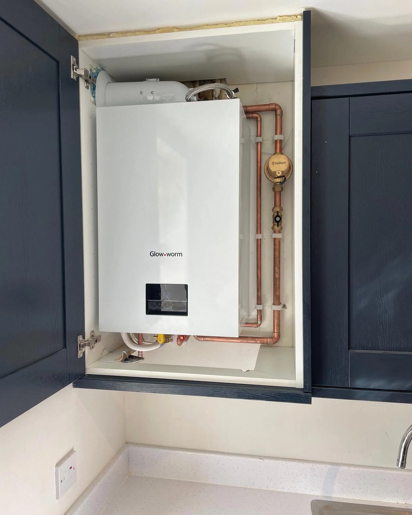 COMBI SWAP 🙌🏻

One of our awesome engineers went out to repair this customers old boiler. It was only 8 years old, multiple parts were showing serious signs of wear, on top of this the PCB (which is the brains of the boiler) was completely gone! Th