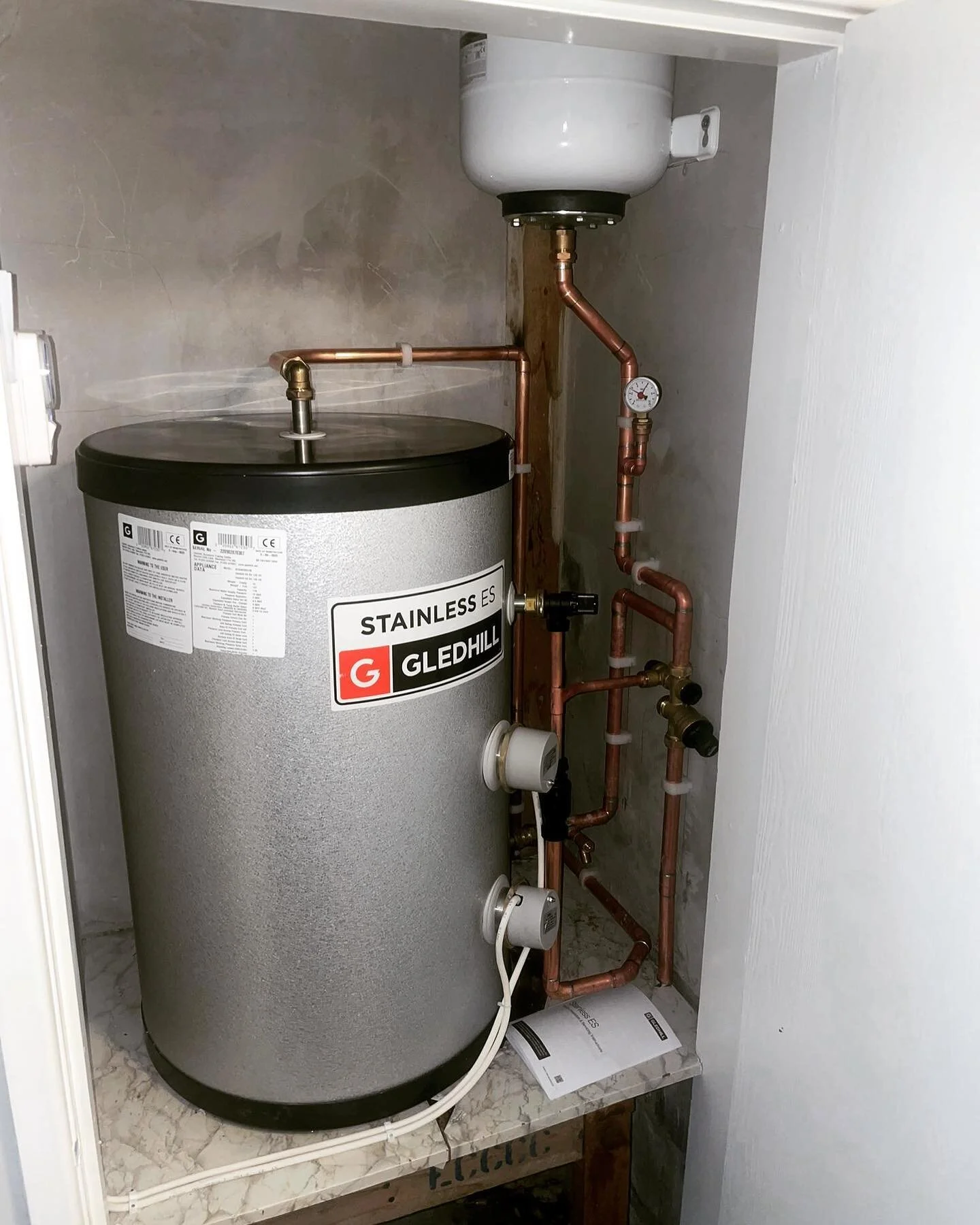 UNVENTED UPGRADE ⚡️

Lovely cylinder swap completed yesterday. Out with the old and in with the new high pressure hot water cylinder. That morning shower will be a game changer for this customer this morning! 💪🏼😎

@gledhillgroup 

#heatingengineer