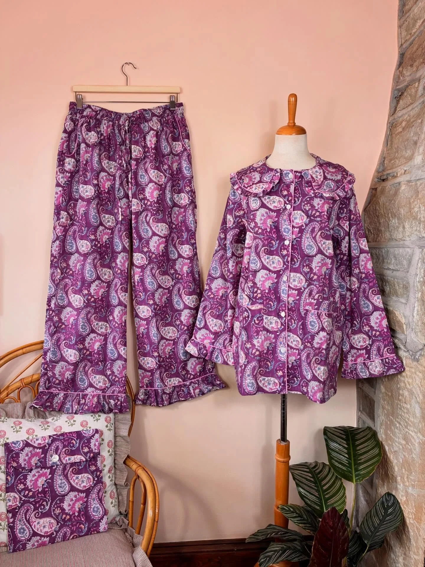 Looking for a slow fashion sustainable gift to bless your loved ones with this festive season? 💝 Look no further, our Selfcare loungewear is the ideal treat! 100% cotton, hand block printed, super comfortable and super adorable! available in 6 diffe