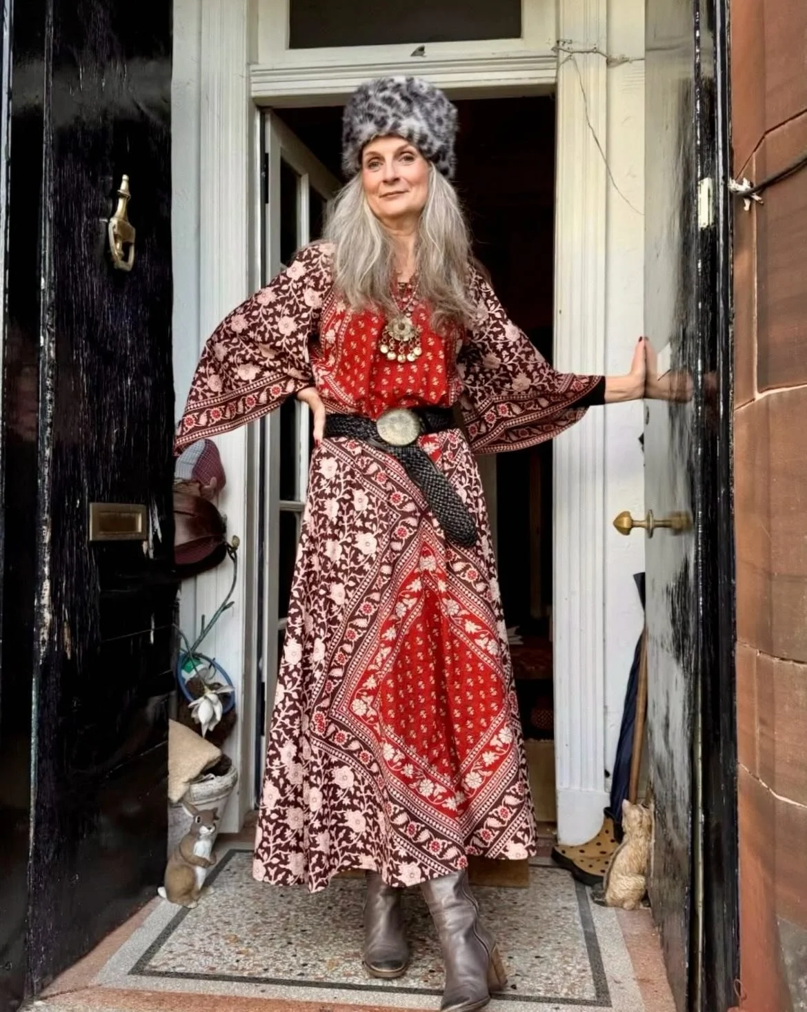 Did you know that if you buy from @seventies.soul you&rsquo;re instantly put on the nice list✨📝✨&hellip;I couldn&rsquo;t resist sharing this photo of @the_ministers_cat wearing her vintage necklace, belt &amp; JONI Kaftan in Amber all from the shop 