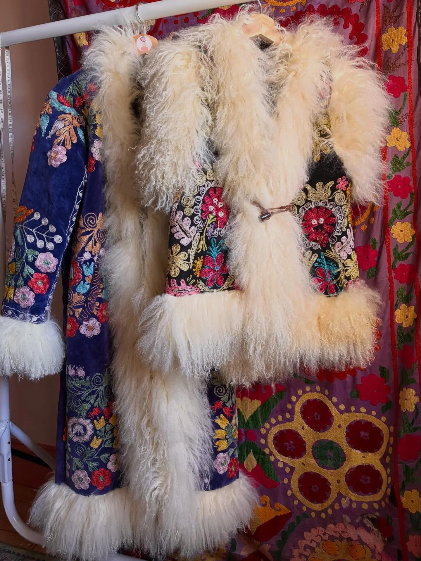 Two very special treasures available to purchase! Send me a DM or head over to my Story Sale highlight on my page for more info 🌷🌹🌻🪻🥀

~ Worldwide Shipping Available ~ 

Velvet Suzani Embroidered Handmade Needlework Artistan Craftsmanship Afghan