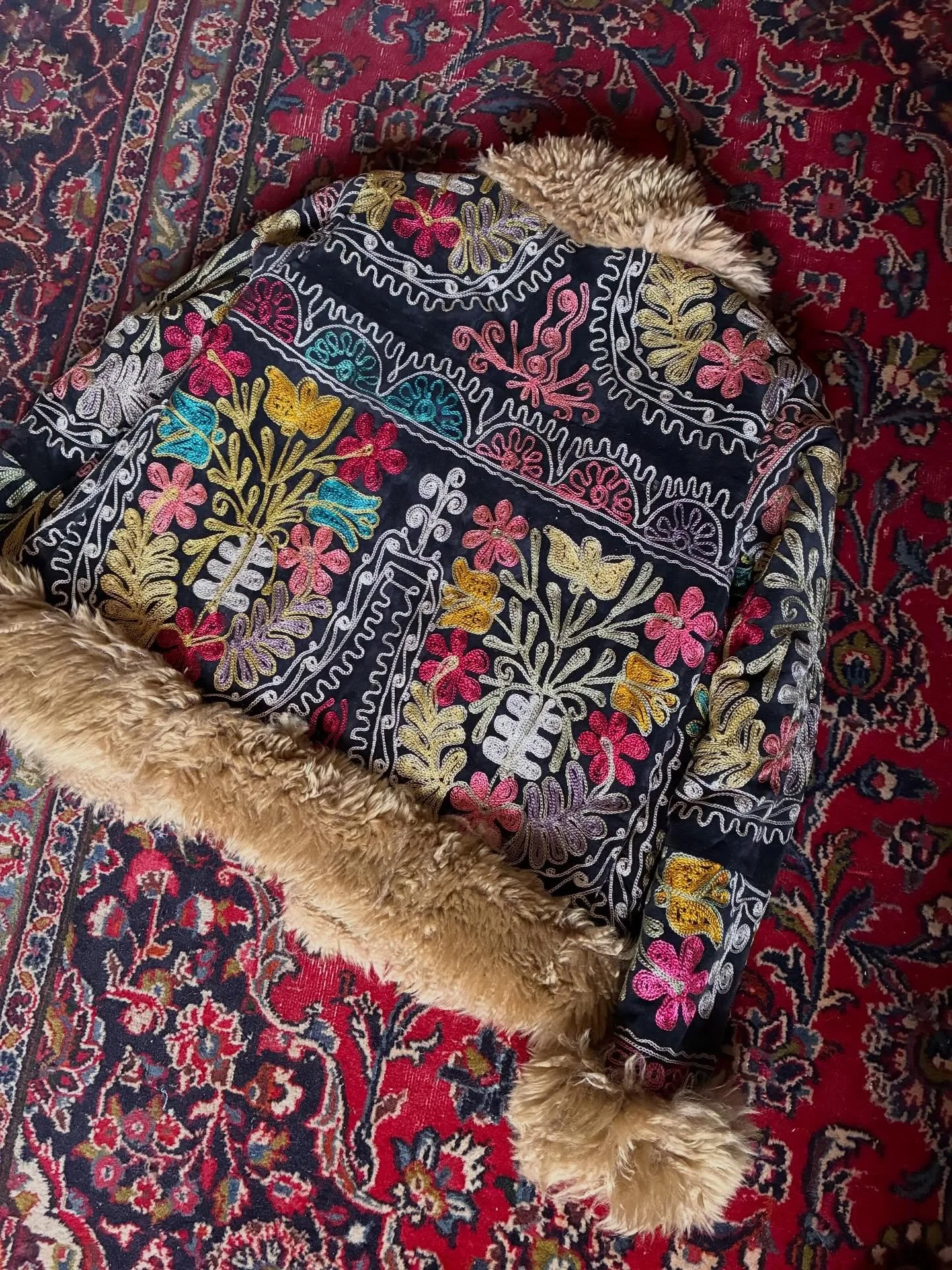 You&rsquo;ve probably guessed by now that I LOVE sharing behind the scenes content for @seventies.soul ~ It&rsquo;s so important to me that you see the PEOPLE &amp; the PROCESS involved in creating our designs 🪡 &hearts;️ I know you adore seeing thi