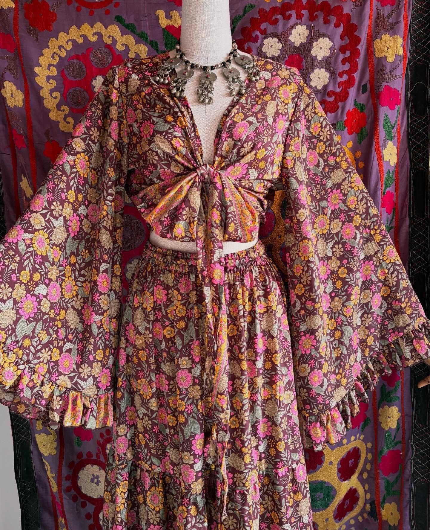 🌼 STEVIE Silk Set 🌸 now &pound;50 until the end of the month! A special offer for this incredibly beautiful &amp; versatile two piece 🧚🏼&zwj;♀️ 

Wrap Top with 70s Flare Sleeves &amp; Tiered Maxi Skirt with elasticated waistband. Super comfortabl