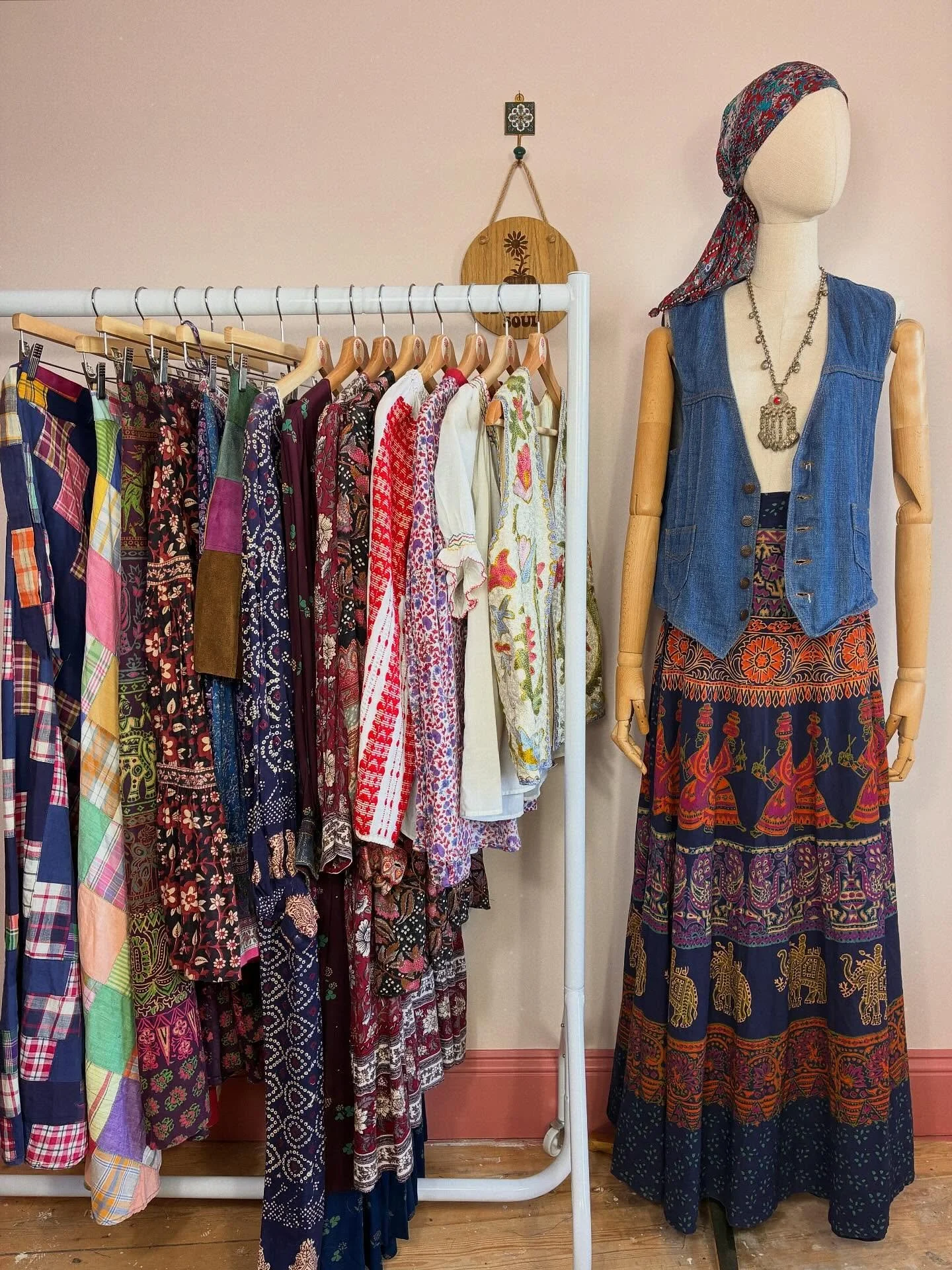 Tune into our Story Sale happening TONIGHT from 7PM! 🧚 You&rsquo;ll find a whole bunch of vintage treasures available&hellip;not to mention you&rsquo;ll have first dibs on the prettiest spring / summer pieces for your sunshine adventures 💗💗💗

Hea