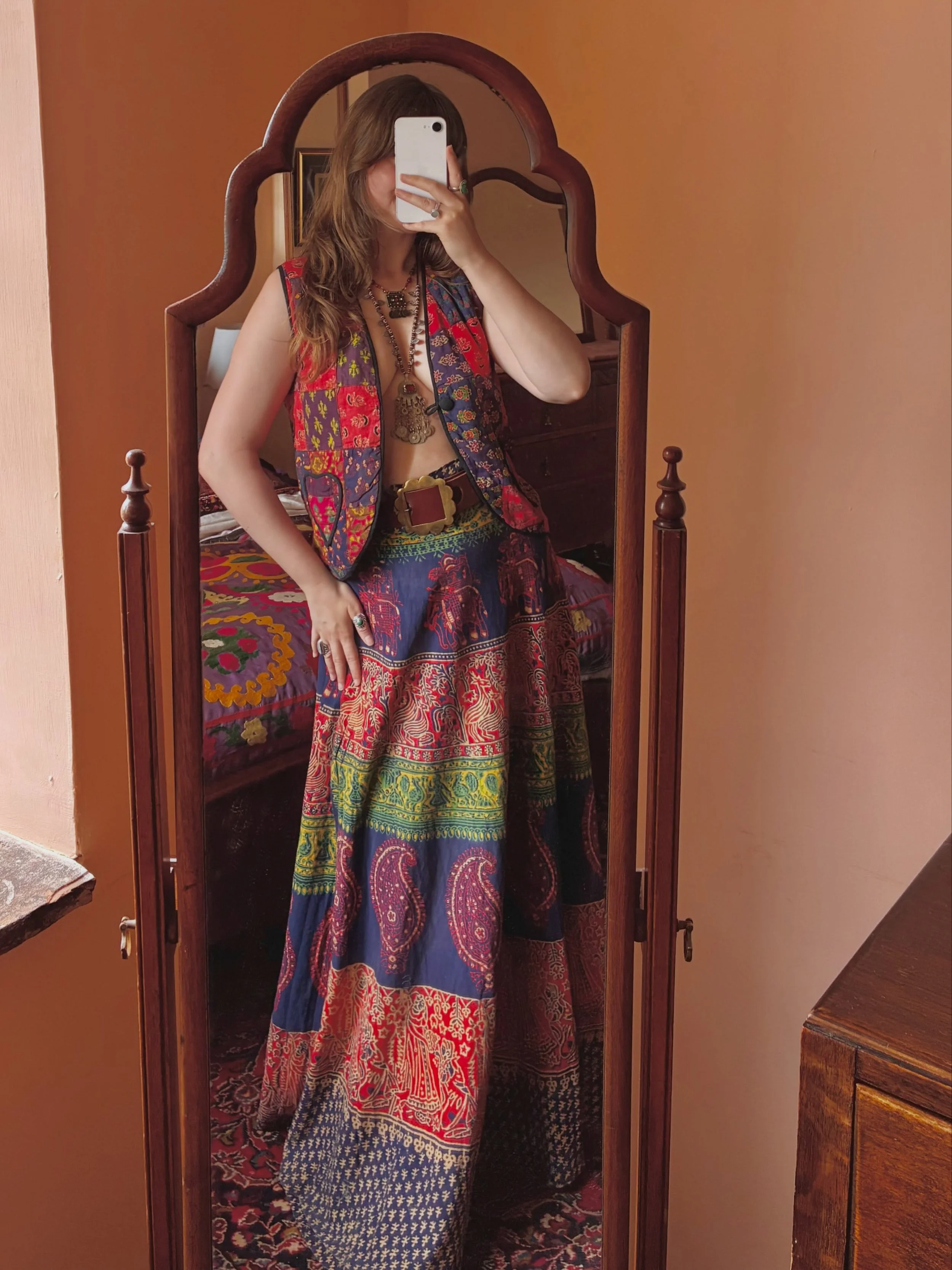 Can&rsquo;t get over the fact that this ISN&rsquo;T a matching set!!! They look SO GOOD together 😍 Vintage Indian Cotton Block Print Maxi Wrap Skirt &amp; Patchwork Indian Block Print Vest/Waistcoat 🌹🦋 both incredible pieces available now! 

Shop 