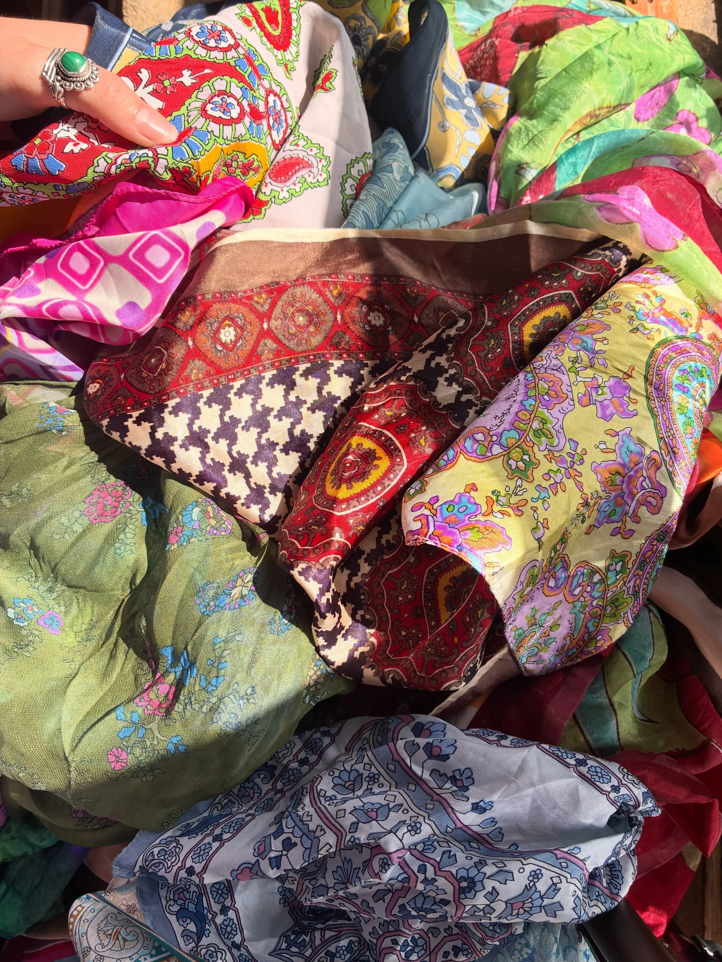 &pound;10 vintage scarf anyone??? Story Sale happening tonight from 7PM! A whole variety of beautiful prints, patterns, sizes and colours 😍😍😍 you don&rsquo;t want to miss it! See you there 🧚🏻🧚🏻🧚🏻 xxxx