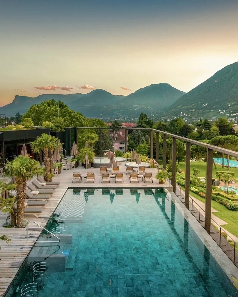 Scopri il paradiso del relax alle Terme di Merano. Nel cuore dell&rsquo;Alto Adige, un&rsquo;esperienza di benessere unica dove la natura incontra il comfort: piscine interne ed esterne, saune rigeneranti e trattamenti termali per ricaricare mente e 