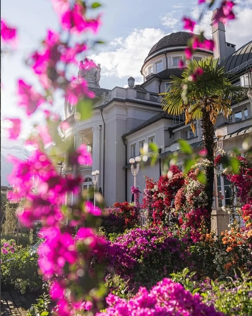 Ci sono luoghi che cambiano energia con la primavera.
Merano &egrave; uno di questi.

La luce si fa pi&ugrave; morbida, i colori pi&ugrave; intensi, l&rsquo;aria invita a rallentare.
Ogni angolo diventa uno spazio perfetto per respirare, muoversi, ri