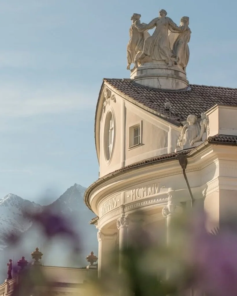 Un luogo che non &egrave; solo una location.
&Egrave; parte dell&rsquo;esperienza.

Il Kurhaus di Merano, elegante palazzo liberty affacciato lungo il Passirio, &egrave; il cuore di queste due giornate.
Uno spazio che unisce storia, luce e bellezza, 