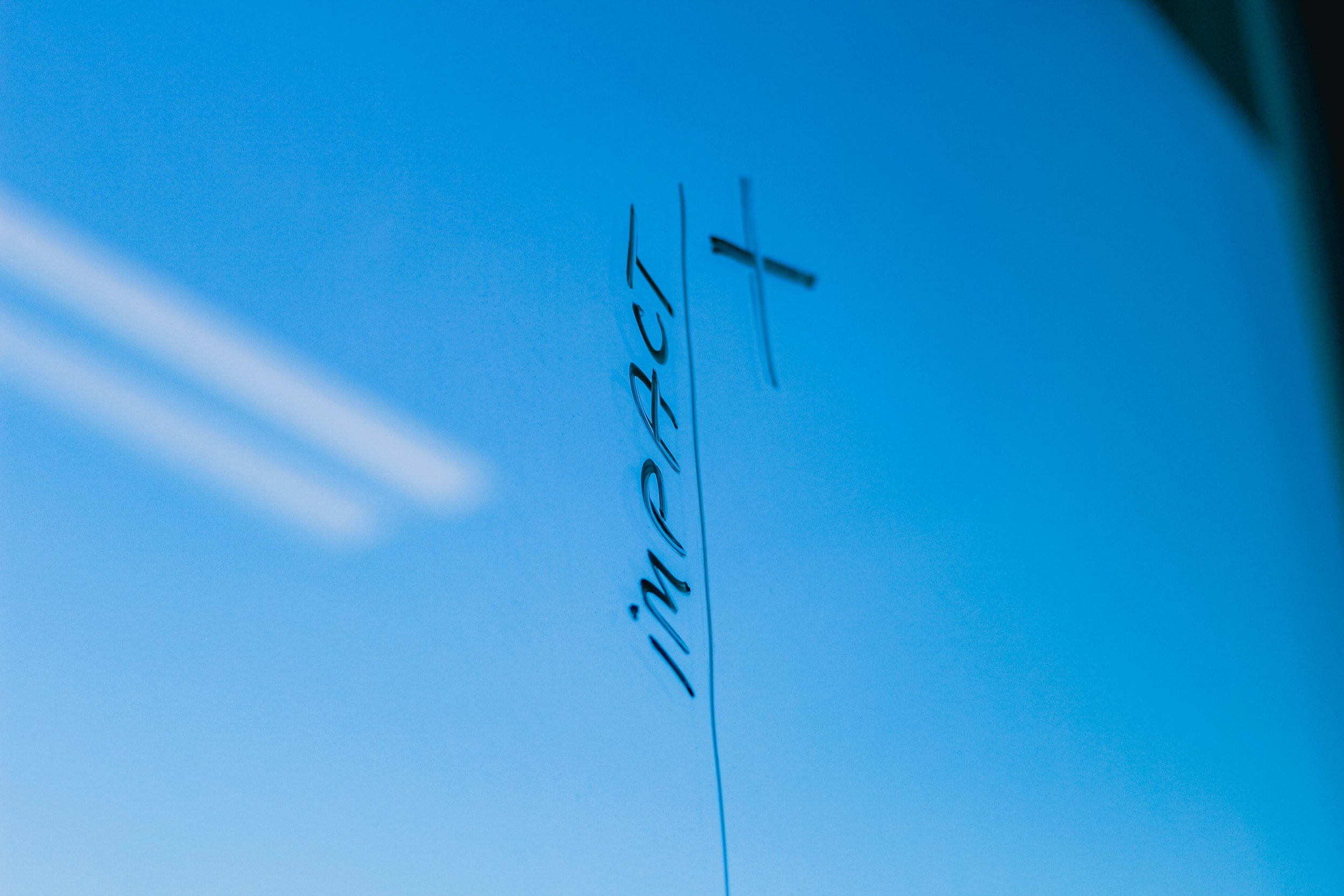 Le mot impact écrit sur une vitre transparente