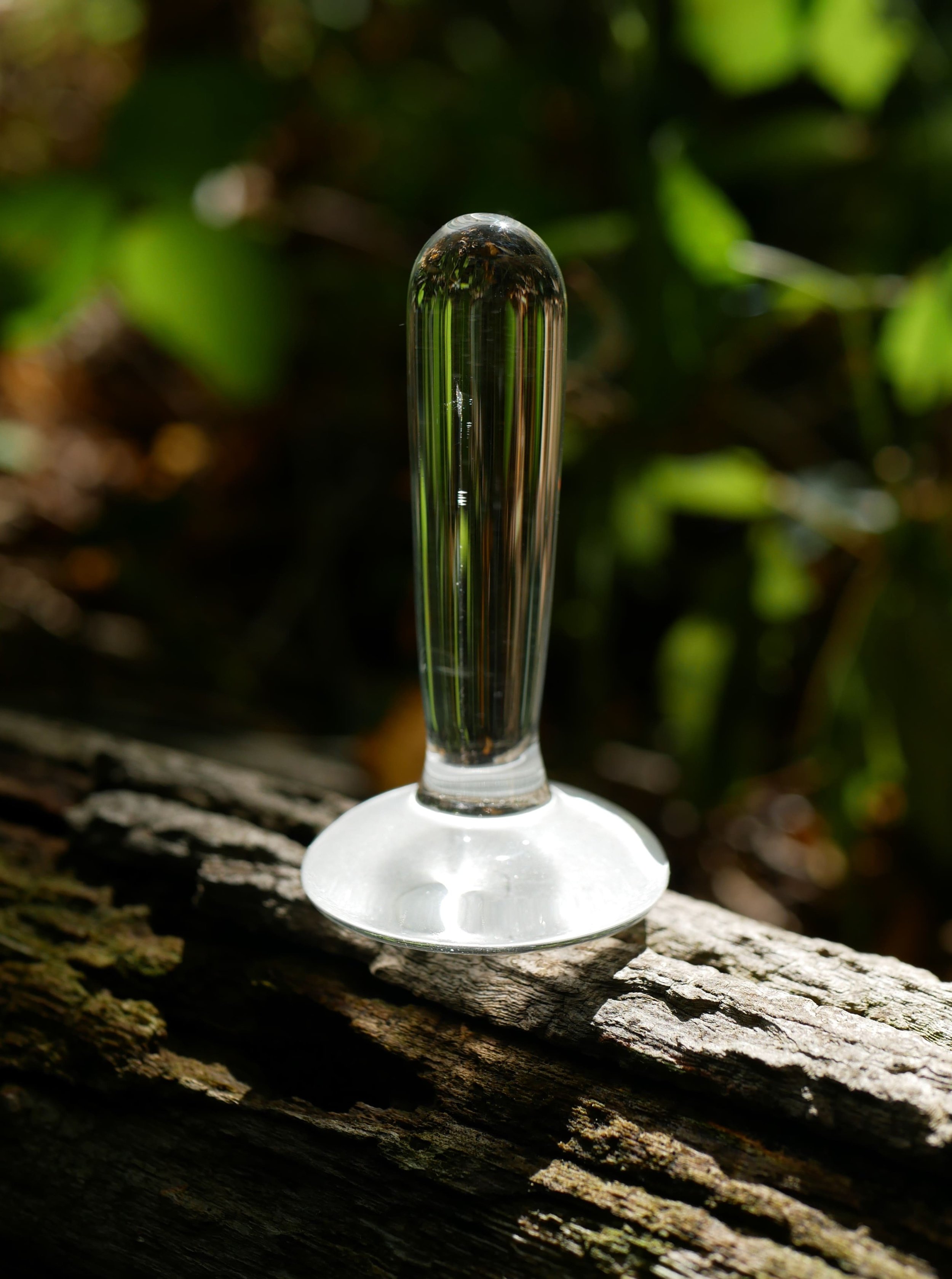 Une molette en verre sur un fond de nature légèrement flou