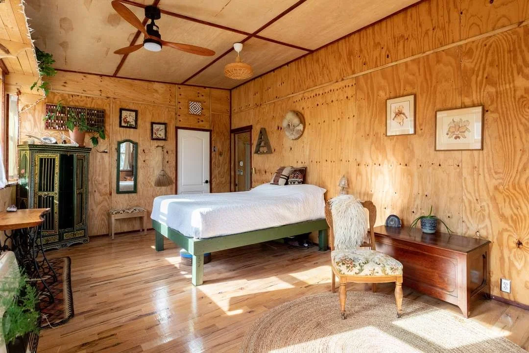 1 queen bed with linens