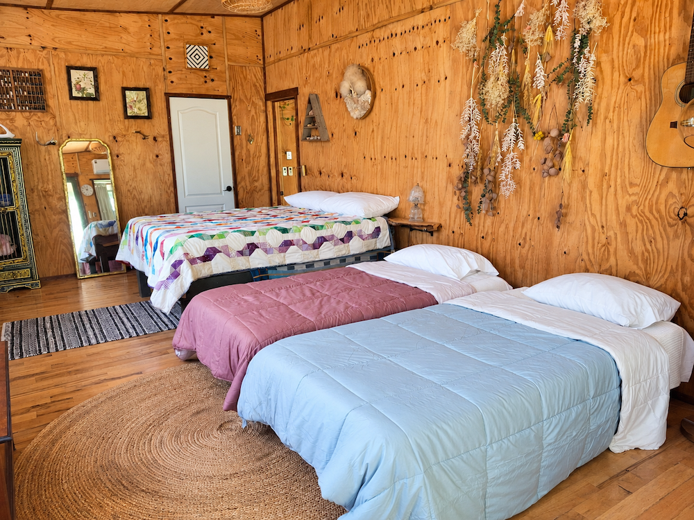 2 additional twin beds OR 1 additional queen bed, all with linens
