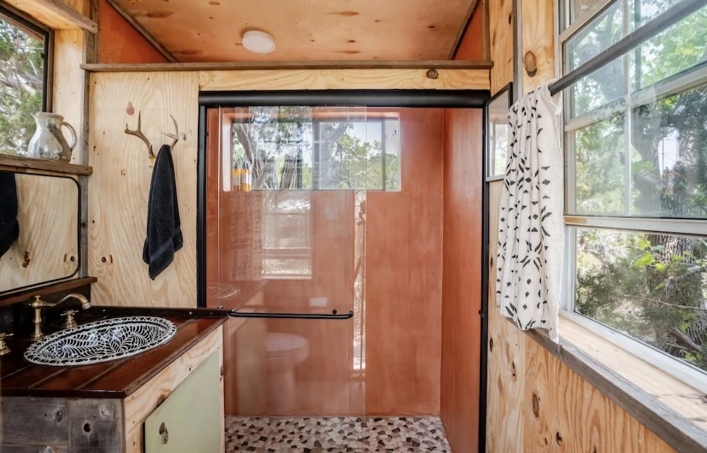 detached full bathroom with shower, sink, and toilet