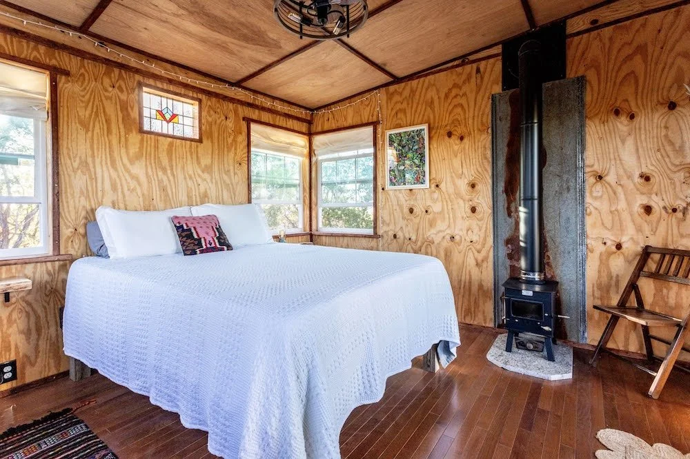 1 queen bed with linens