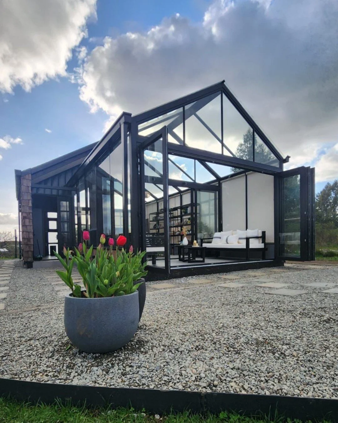 As&iacute; damos inicio a la primavera 🌸💐🐝: con un invernadero dise&ntilde;ado a medida para uno de nuestros clientes. Hace algunos a&ntilde;os confiaron en nosotros para su casa, y hoy volvieron a hacerlo para crear este espacio lleno de luz y co
