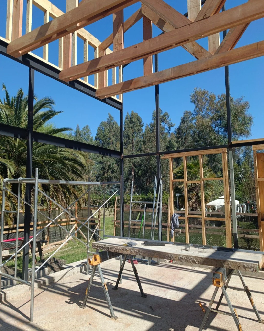 🏗️ &iexcl;Acomp&aacute;&ntilde;anos en el paso a paso de este proyecto!

Hoy queremos mostrarte un elemento clave de esta casa en obra: su estructura. Aqu&iacute; cada decisi&oacute;n est&aacute; pensada para que la forma tenga sentido:

🪨 El basam