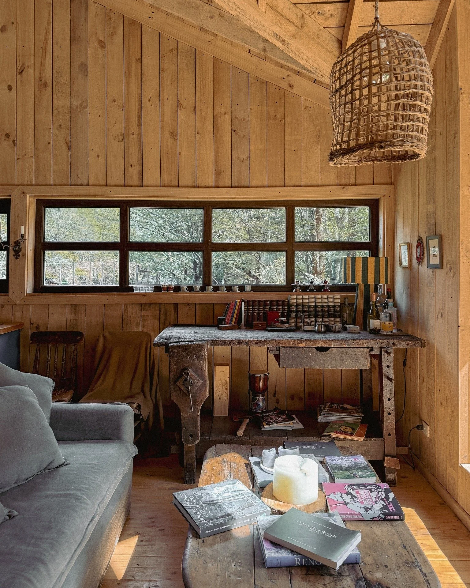 Diseño interior en madera: Casa CL en Coyhaique muestra cómo el diseño interior en madera convierte cada rincón en refugio cálido y funcional. Luz natural, carpinterías a medida y texturas nobles elevan un di