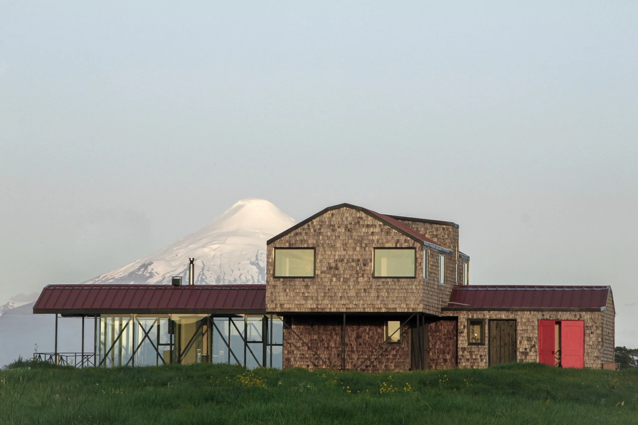 ❤️ Cuando la modernidad, el patrimonio y el dise&ntilde;o se juntan: ❤️

La Casa GF ubicada en Frutillar, combina tejuelas de alerce reciclado en fachada con un techo rojo que aporta identidad, orientaci&oacute;n visual y car&aacute;cter en un clima 
