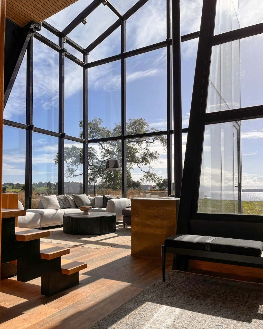 🏡 &iexcl;Que tu casa sea reflejo de tu personalidad y estilo de vida! Eso es lo que buscamos realizar en nuestros proyectos y la Casa MM y MG ubicadas en Llanquihue, no fueron la diferencia. 

En colaboraci&oacute;n con @vincentpearson &mdash;unimos