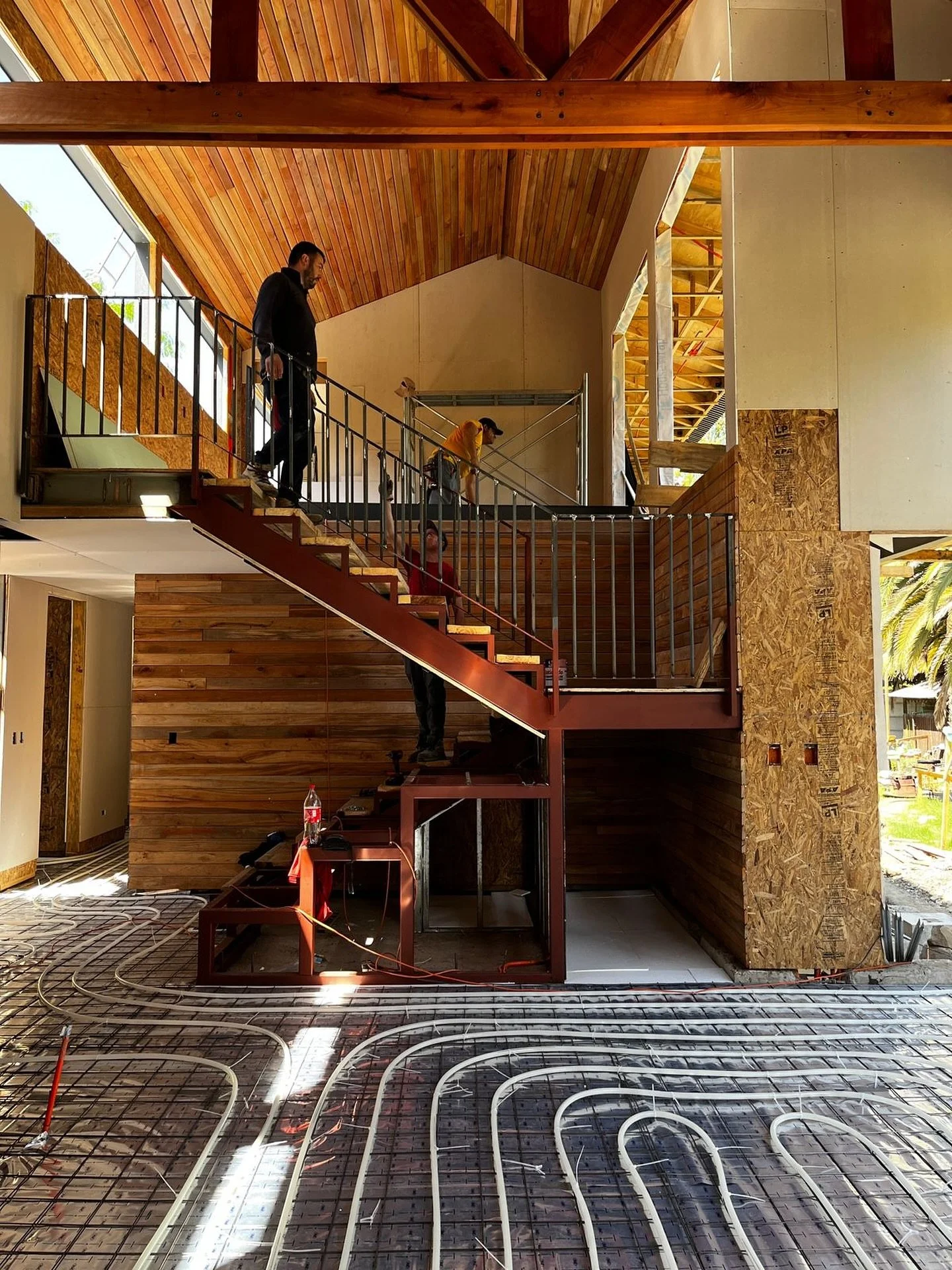 👣 El calor m&aacute;s eficiente nace desde el suelo. En Winteri, pensamos los proyectos para que la losa radiante no sea un extra: es parte del dise&ntilde;o arquitect&oacute;nico sustentable que integramos como respuesta de un an&aacute;lisis para 