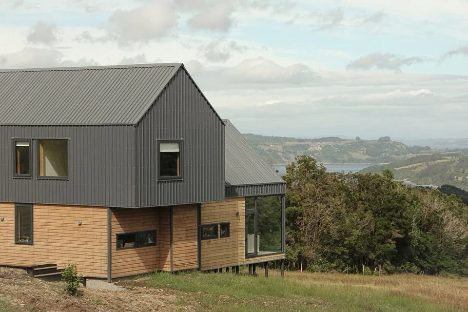 ✨🏡 Cerramos el recorrido de la casa 2R en Chilo&eacute;: un proyecto que seguimos de principio a fin, como hacemos en cada casa que dise&ntilde;amos. Durante este tiempo fuimos compartiendo el proceso con ustedes &mdash;idea, tender&aacute;, obra y 