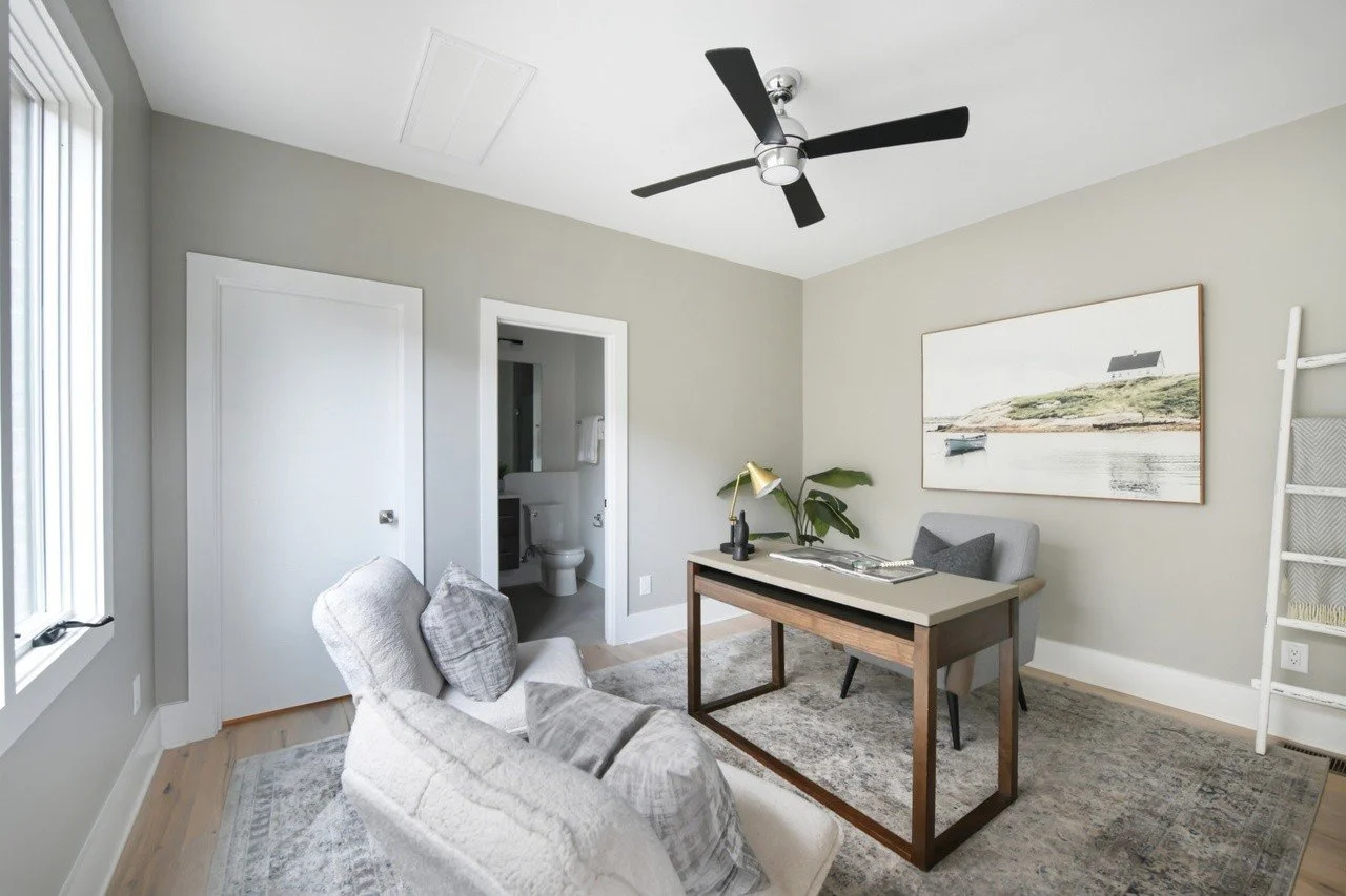 Open-concept living space with modern decor and ample seating in a spacious townhouse in Chestnut Hill, Nashville