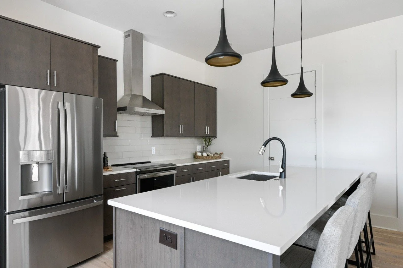 Contemporary kitchen featuring high-end finishes and ample counter space in a stylish townhouse in Chestnut Hill, Nashville