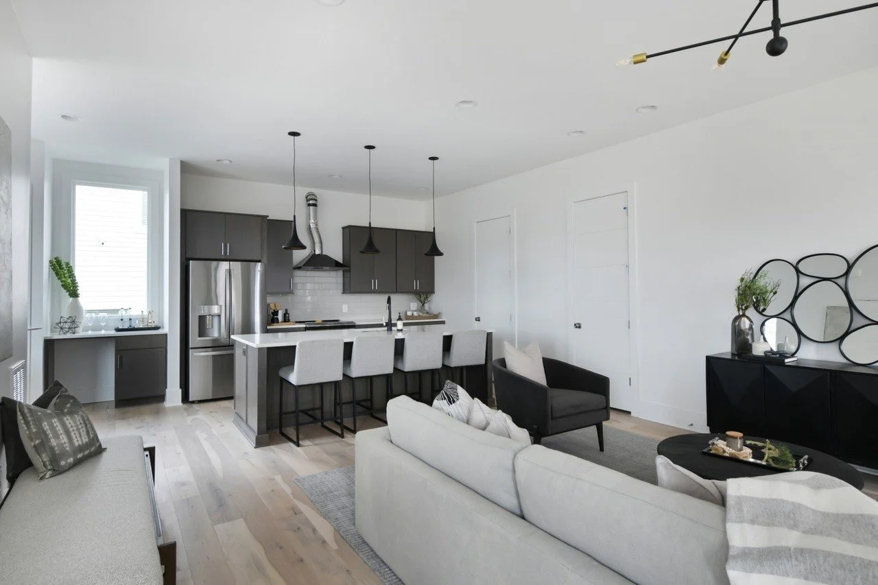Stylish living room with modern furnishings and decor in a spacious townhouse in Chestnut Hill, Nashville