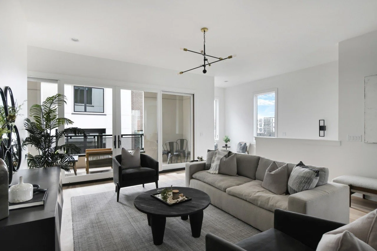 Spacious and inviting living area with comfortable seating and modern design in a townhouse located in Chestnut Hill, Nashville
