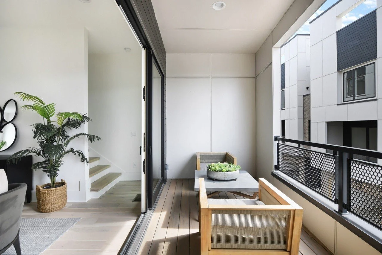 Stylish living room with modern furnishings and decor in a spacious townhouse in Chestnut Hill, Nashville